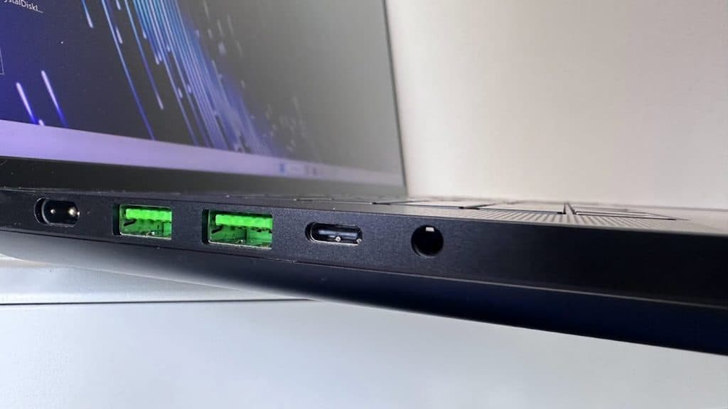 Razer Blade 16 ports