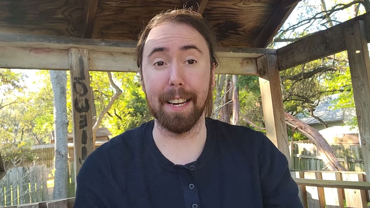 Asmongold streaming on Twitch