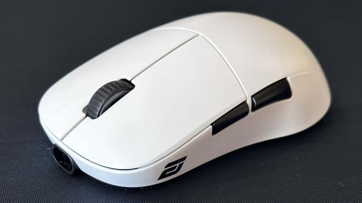 XM2we mouse white on blue mousepad