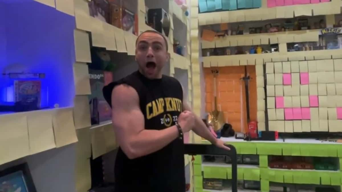 Mizkif sarcastically waving his arm.