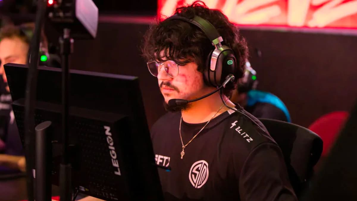 Albralelie at Apex legends LAN in black TSm shirt