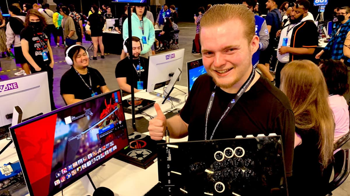 Evo player wins despite breaking two controllers