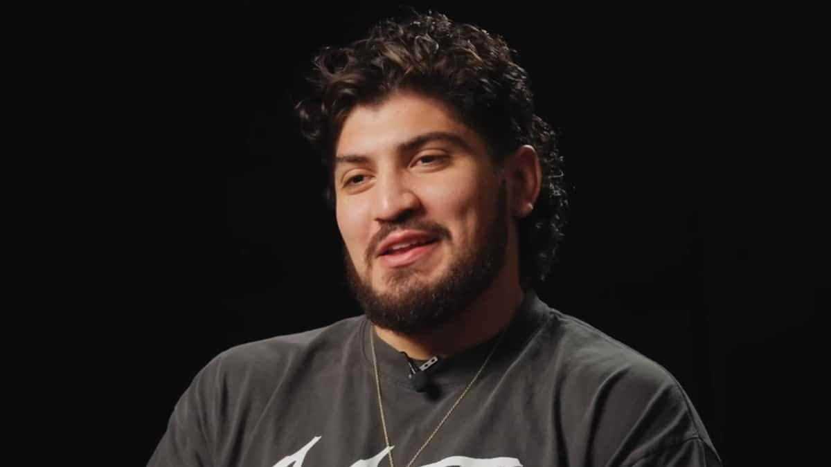 Dillon Danis sat in chair at Logan Paul face to face