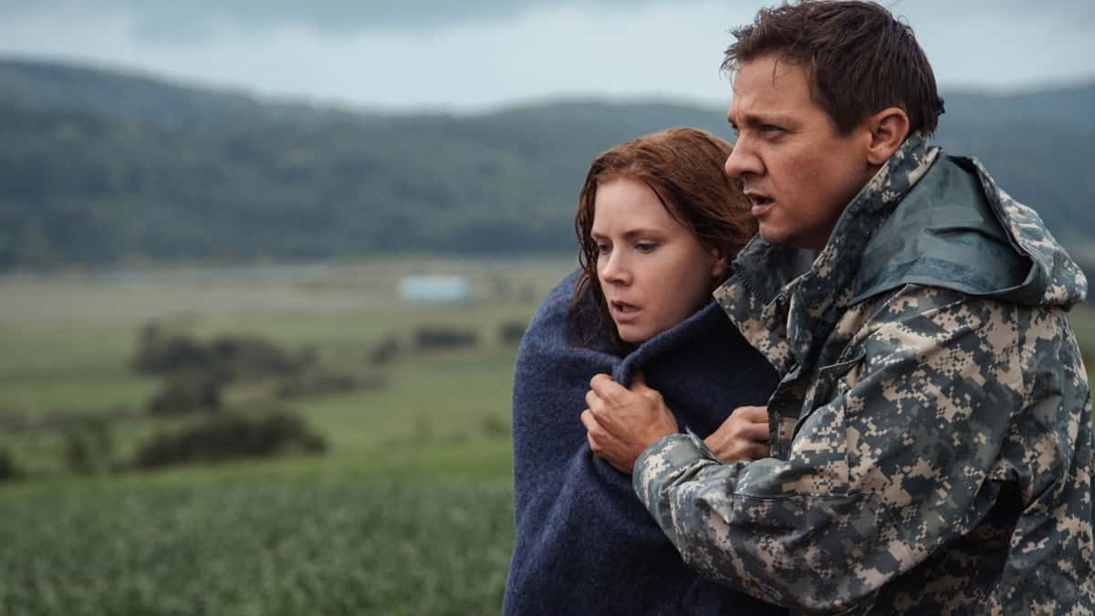 Amy Adams and Jeremy Renner in Arrival