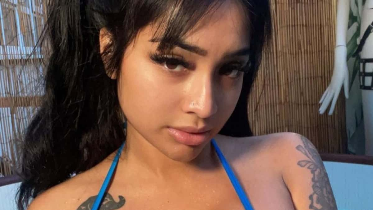 onlyfans model yasmina khan in hot tub