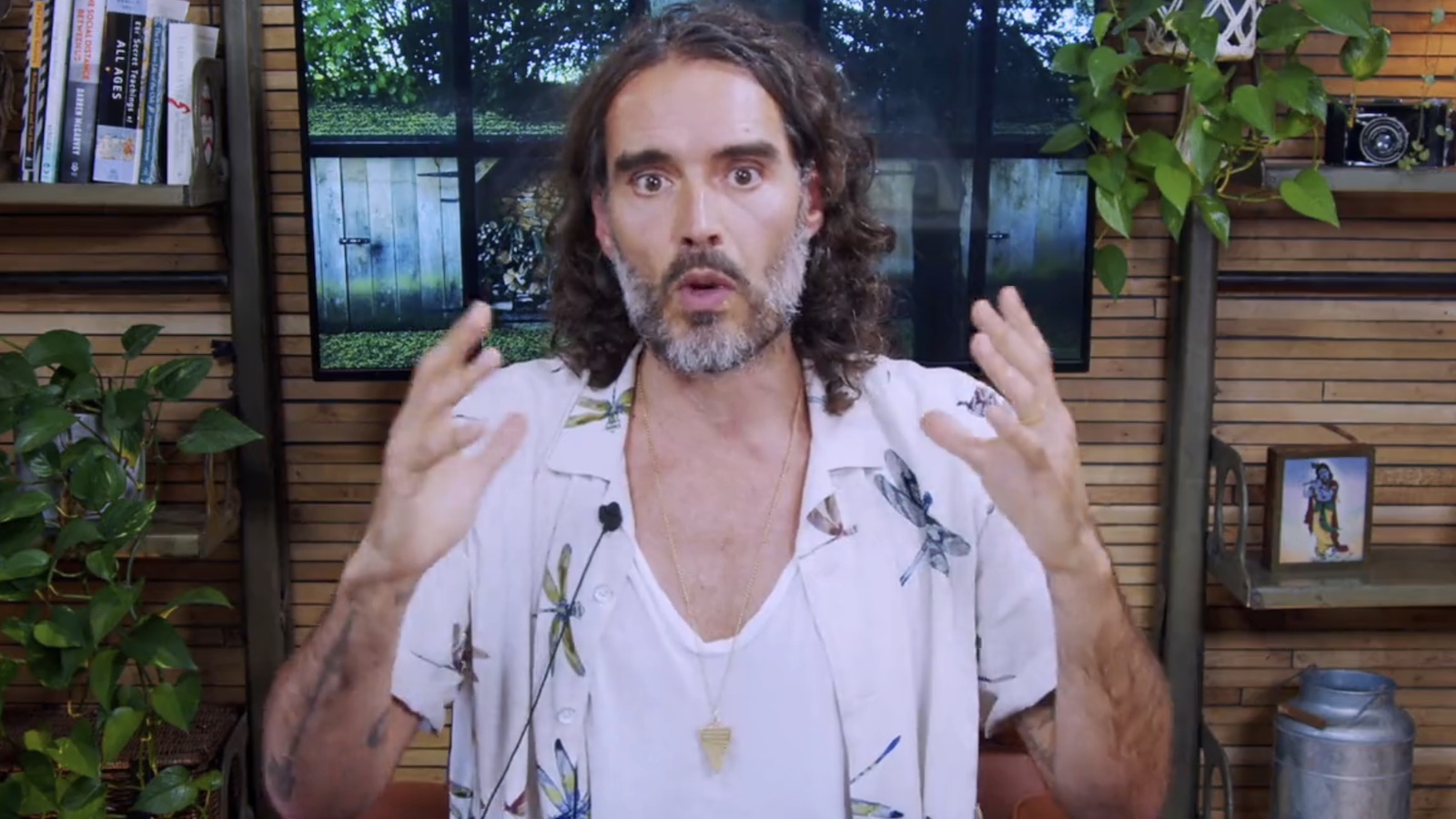 Russell Brand se burla de promover un “amuleto mágico” para protegerse de las señales WiFi “malvadas”