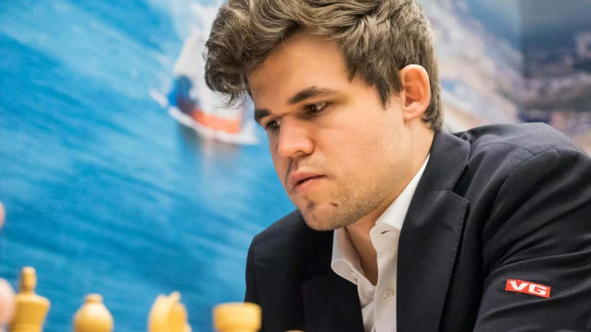 mangus carlsen playing chess