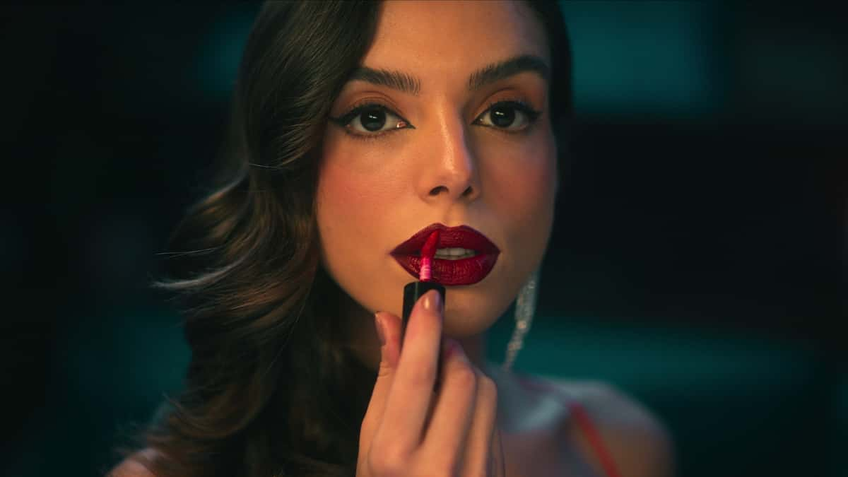 Giovanna Lancellotti as Babi in Burning Betrayal on Netflix