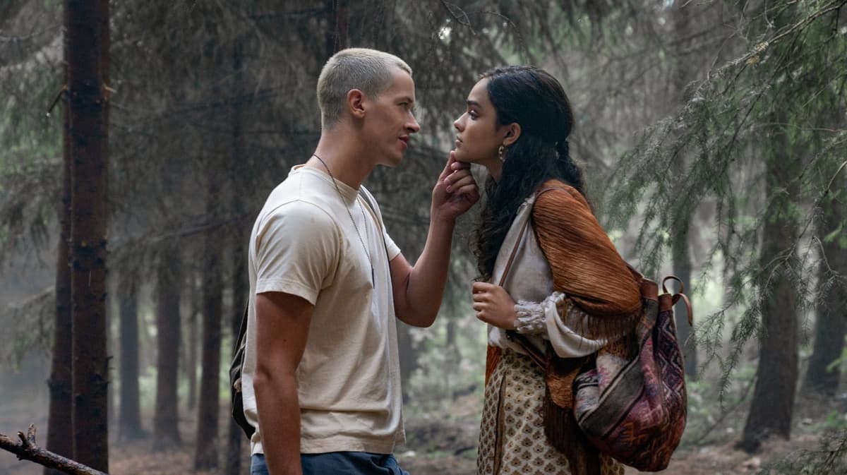 Tom Blyth as Coriolanus Snow and Rachel Zegler as Lucy Gray Baird in The Hunger Games: The Ballad of Songbirds and Snakes.