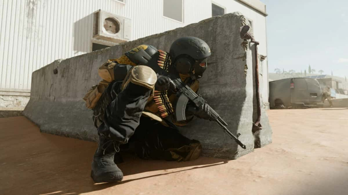 An operator crouching in MW2.