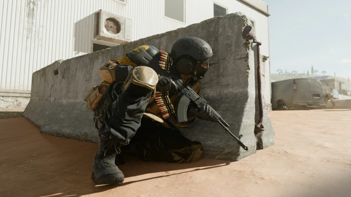 An operator crouching in MW2.