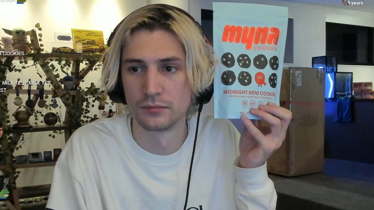 xQc reviewing Pokimane's Myna Snacks cookies