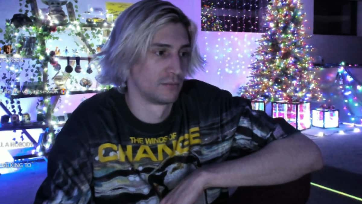 xqc streaming on kick with christmas tree