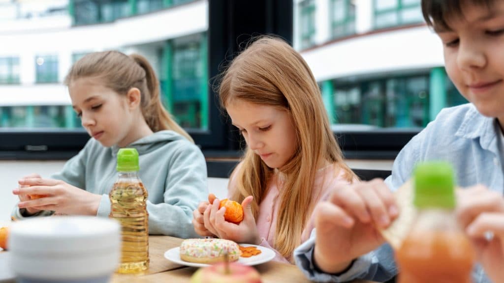 students eating lunch