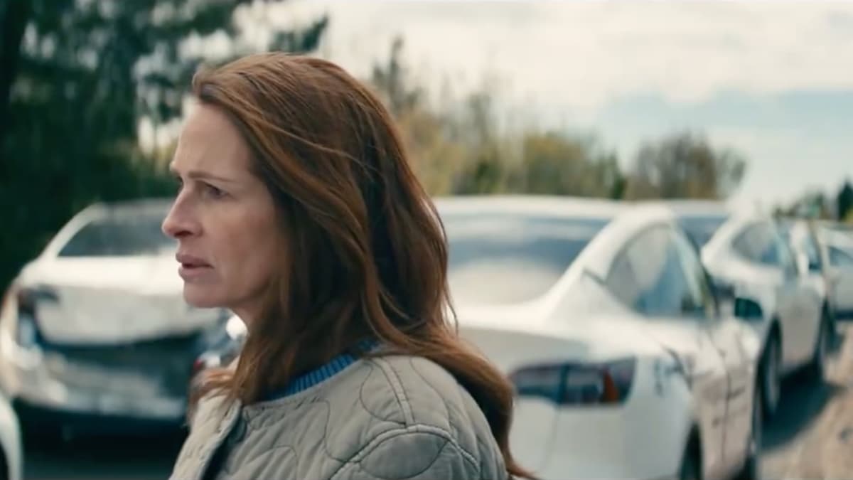 Julia Roberts surrounded by Teslas in Leave the World Behind