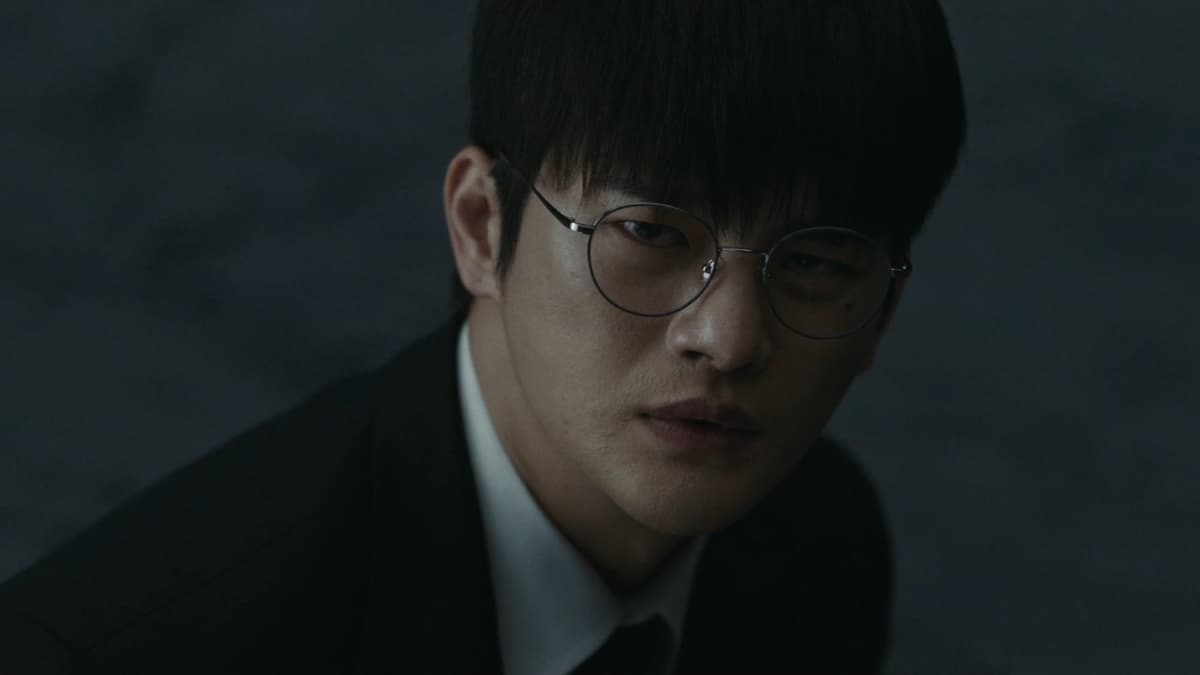 Seo In-guk as Yi-jae in Death's Game ending.