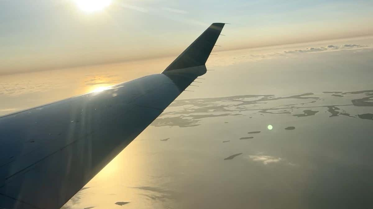 passenger-poos-delta-flight-smeared