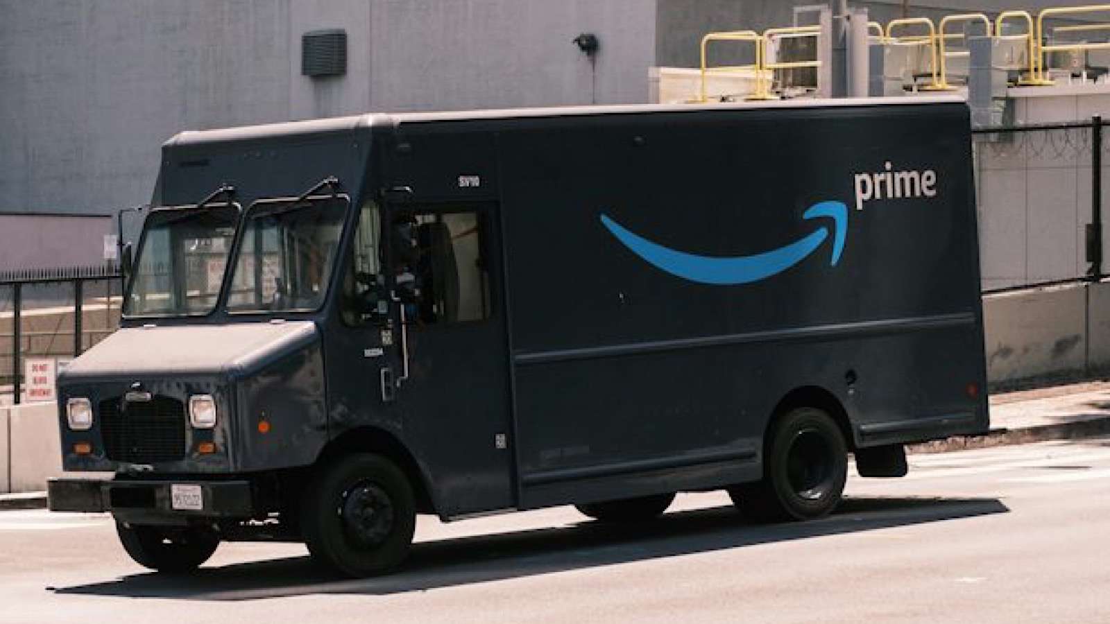 amazon driver steals dog