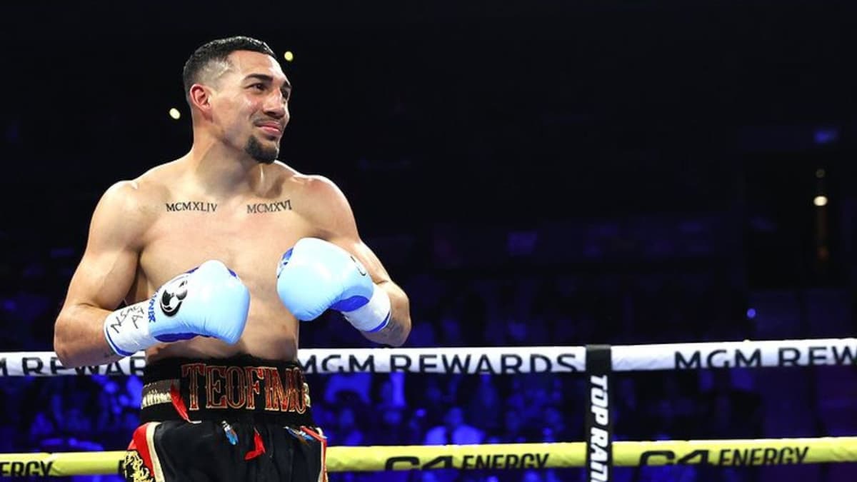 Teofimo Lopez defended his WBO and The Ring junior welterweight titles against Jamaine Ortiz o Thursday night.