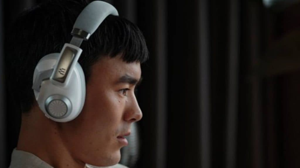 Image of someone wearing the EPOS Gaming H3Pro Hybrid Gaming Headset in white.