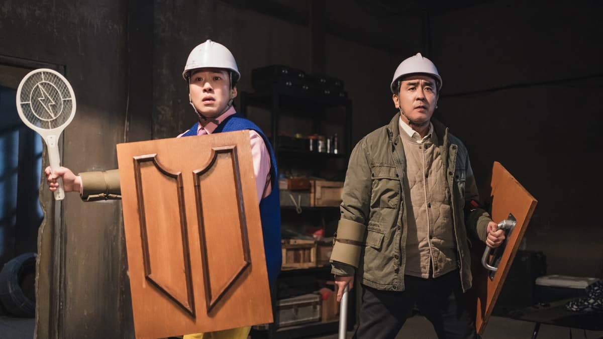 Ahn Jae-hong as Ko Baek-joong, Ryu Seung-ryong as Choi Sun-man in Chicken Nugget K-drama