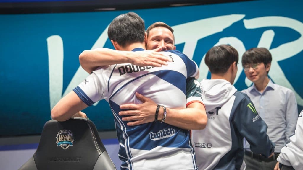 Doublelift-being-hugged-by-steve-team-liquid