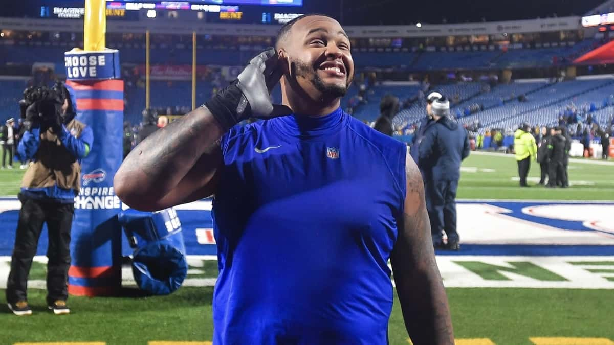 Dion Dawkins causes mass hysteria in Buffalo after trolling Bills fans