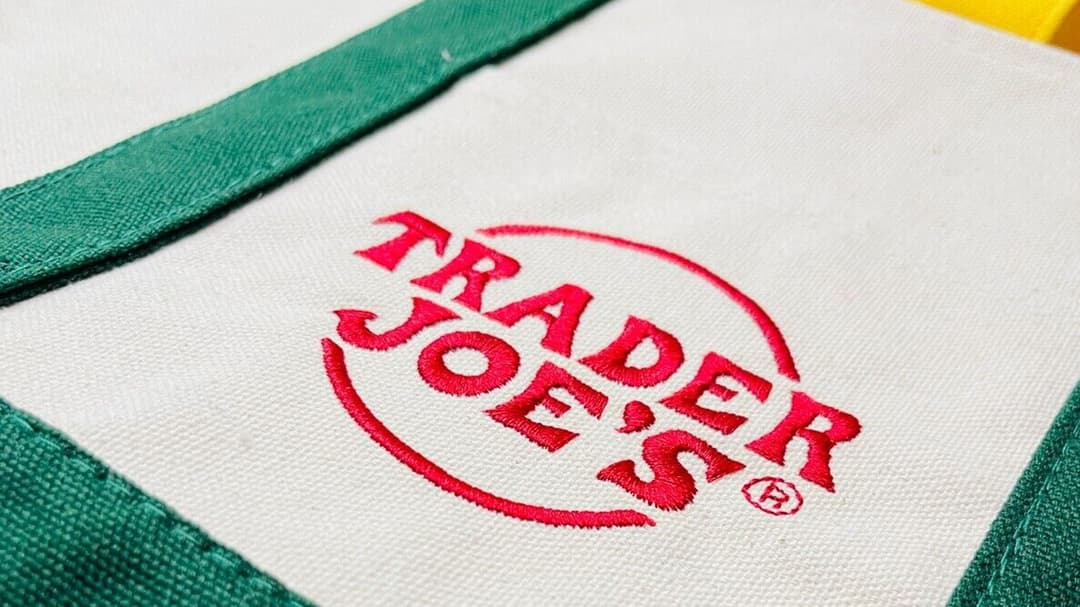 Trader Joe's наконец-то вернул мегавирусные сумки за 2,99 доллара на ограниченный срок.