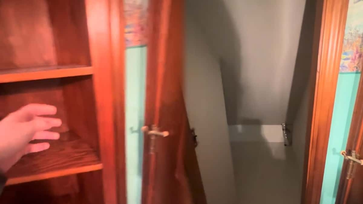 Realtor divides viewers after finding creepy hidden room overlooking bathtub