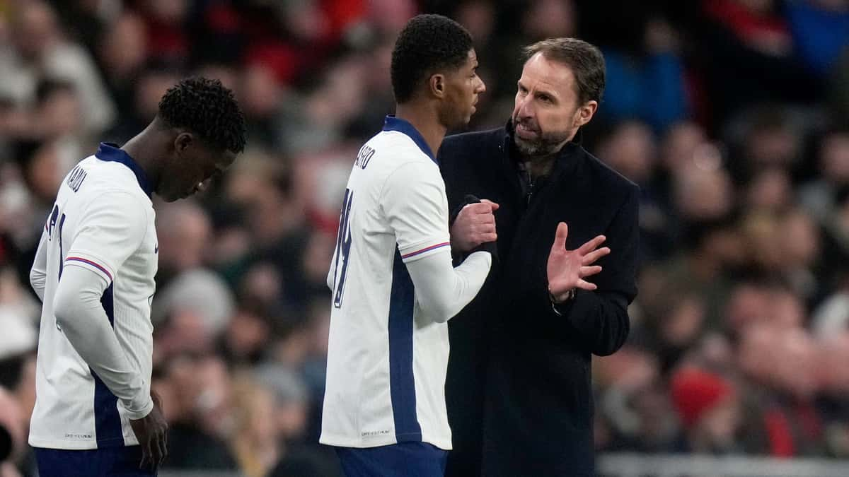 Gareth Southgate gives instructions to Marcus Rashford