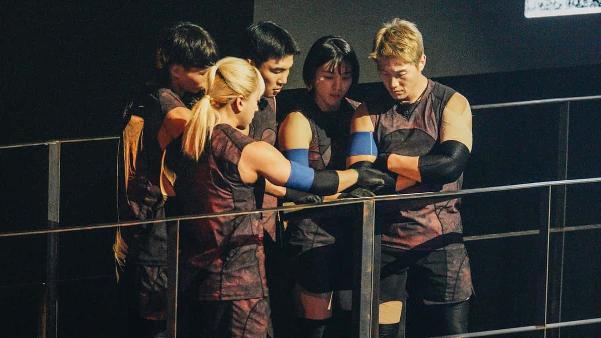 Lim Soo-jin and Lee Won-hee in Physical 100 Season 2 in teams quest.