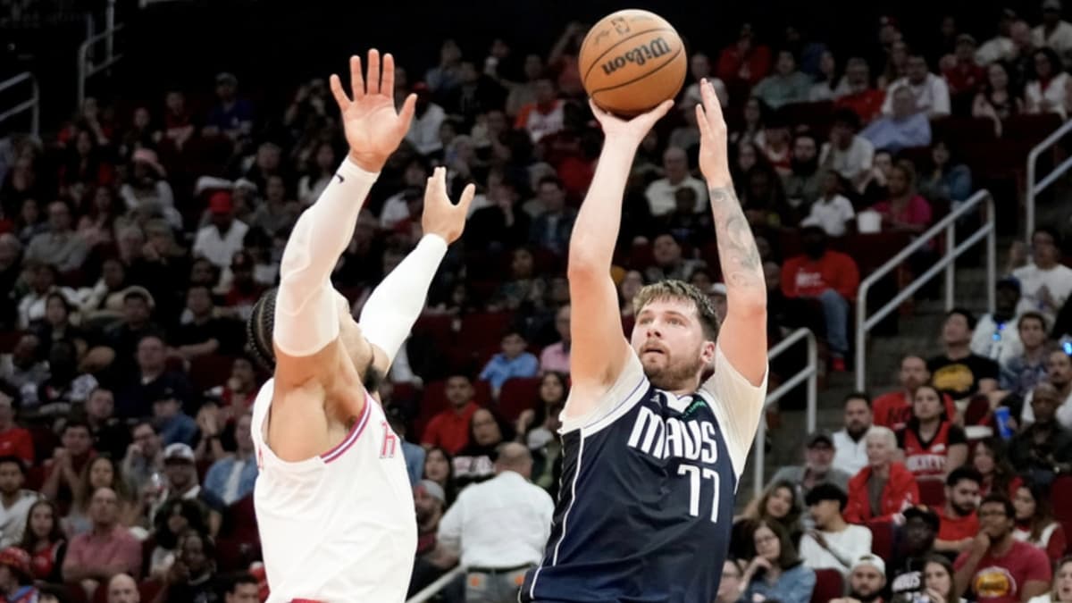 Luka Doňcić blew fans away with an insane trick shot before the Mavericks vs. Rockets game.