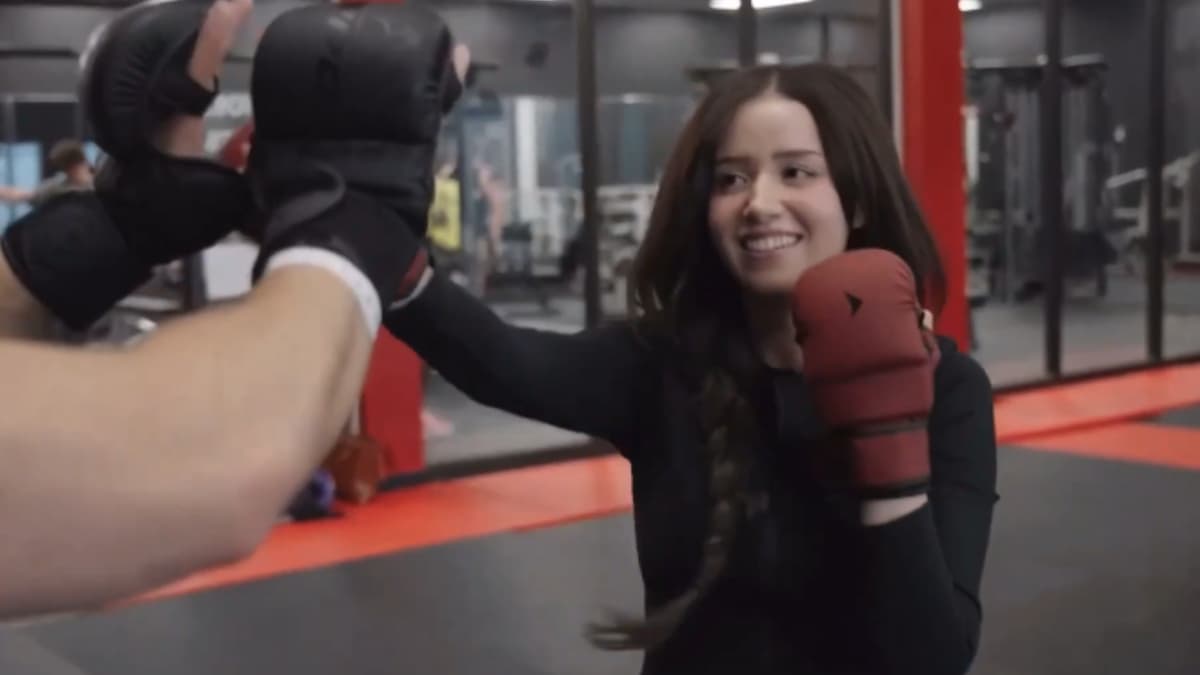 pokimane boxes mizkif at his gym