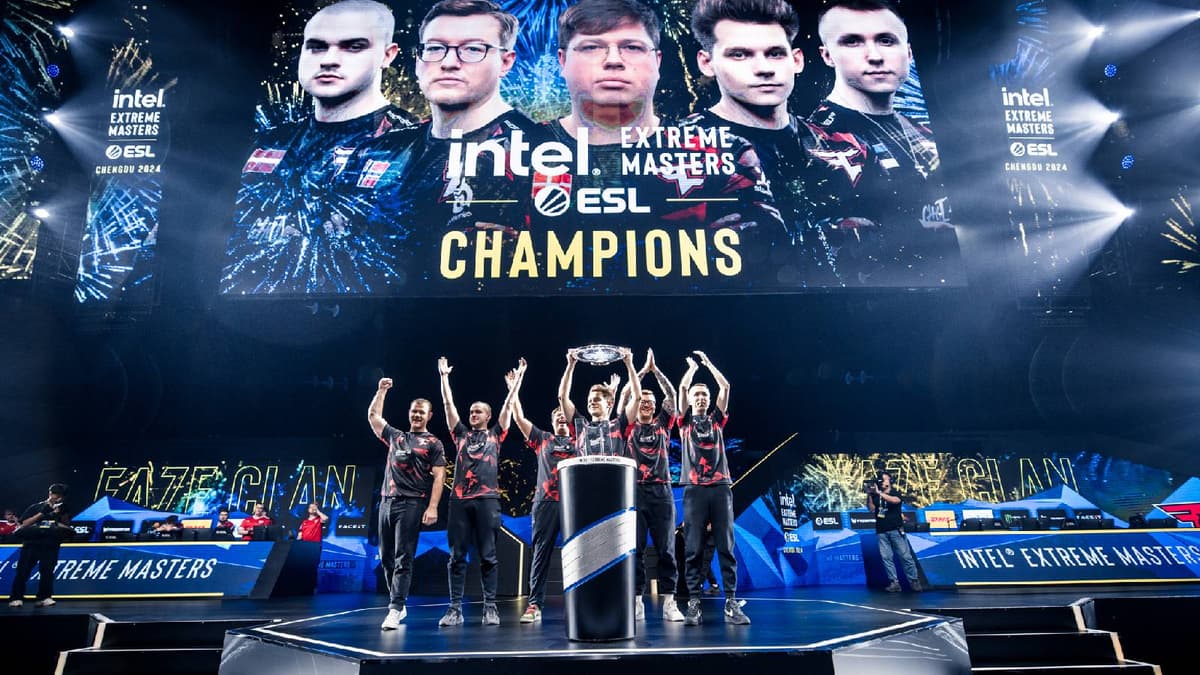 FaZe Clan trophy lift at IEM Chengdu