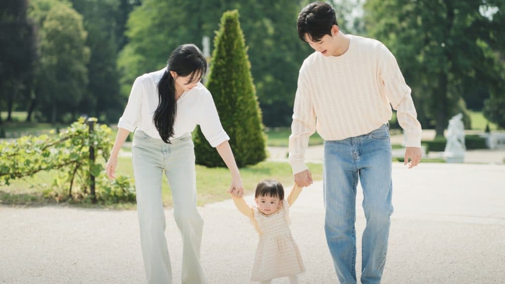 Hae-in and Hyun-woo in Queen of Tears finale with daughter.