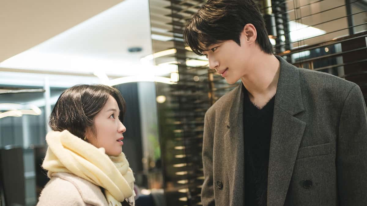 Kim Hye-yoon and Byeon Woo-seok in Lovely Runner as Im Sol and Sun-jae.