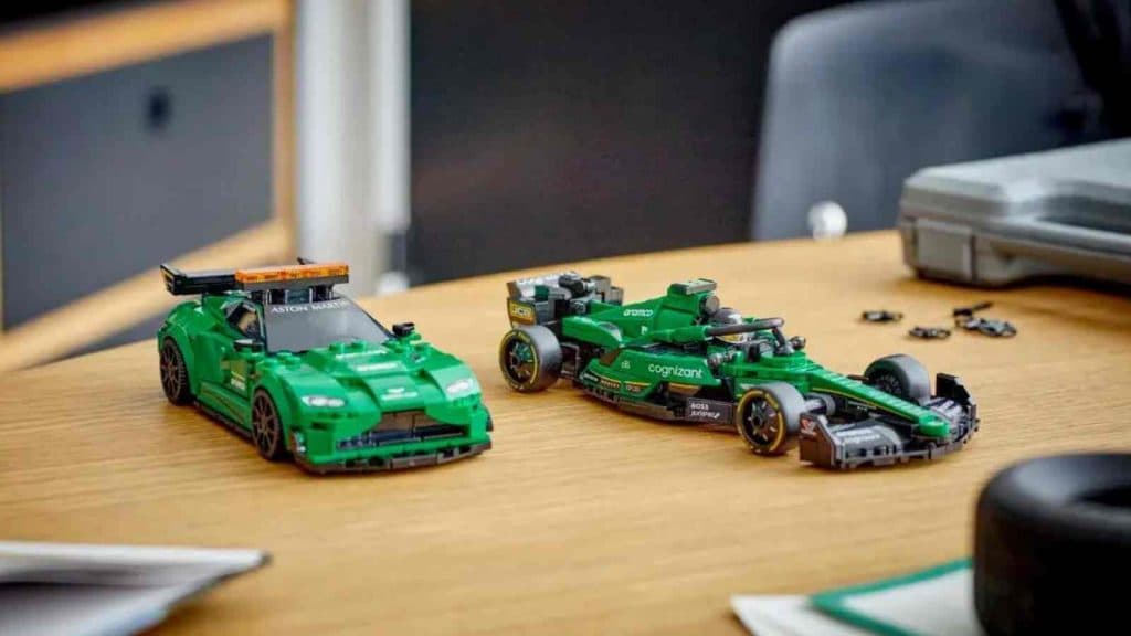 Автомобиль безопасности Aston Martin и AMR23 LEGO Speed Champions на выставке