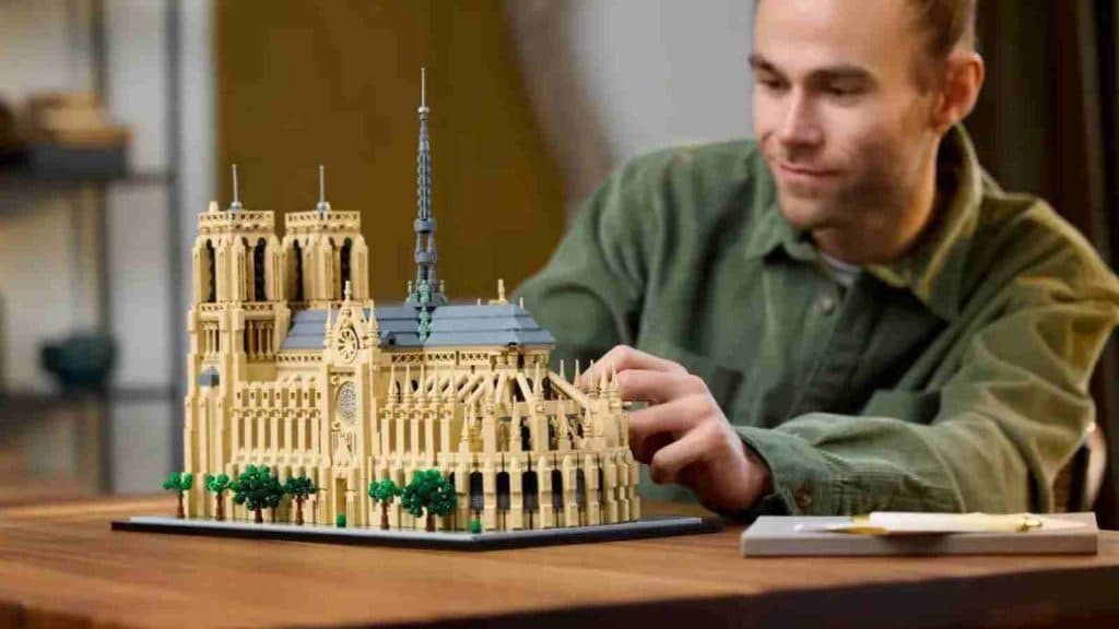 Взрослый человек со своим LEGO Architecture Notre-Dame de Paris