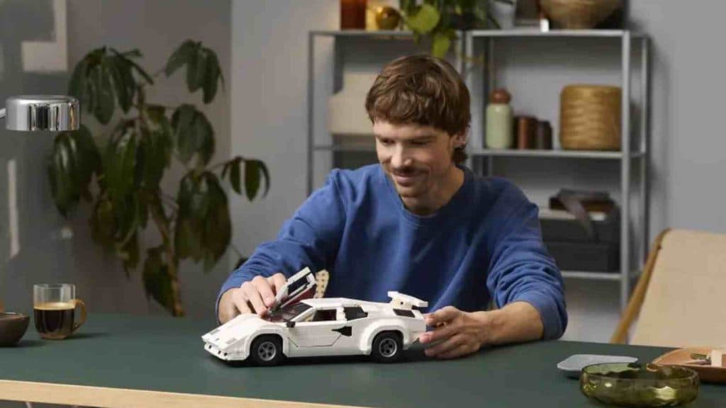 An adult with their LEGO Icons Lamborghini Countach 5000 Quattrovalvole