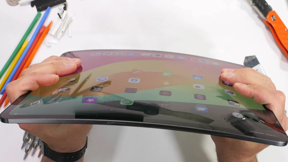 iPad Pro bend test by JerryRigEverything