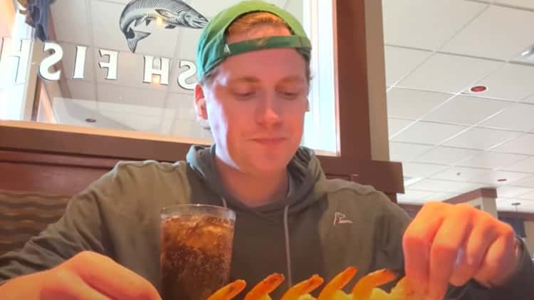 YouTuber eats nearly $200 worth of shrimp at Red Lobster in one sitting ...