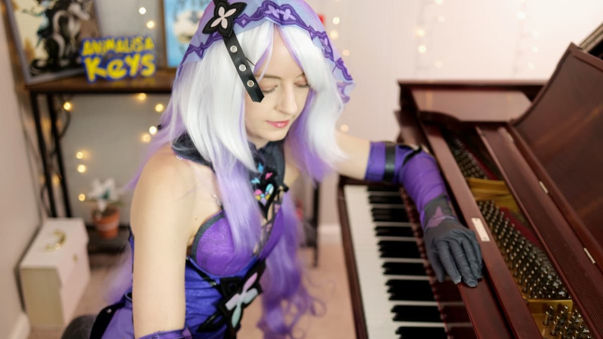 twitch streamer AnimalisaKeys playing piano