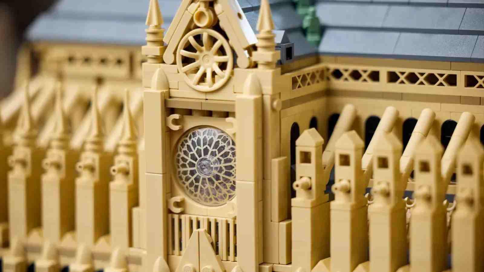 LEGO Architecture Notre Dame официально выпущен, и здесь вы можете его купить