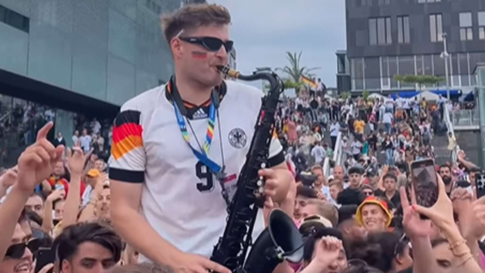 Andre Schnura performs for a crowd at the Euros 2024