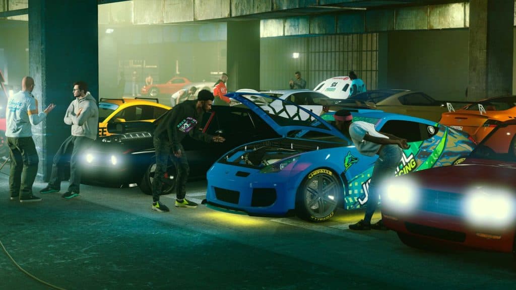 Игроки GTA Online на LS Car Meet смотрят новые автомобили