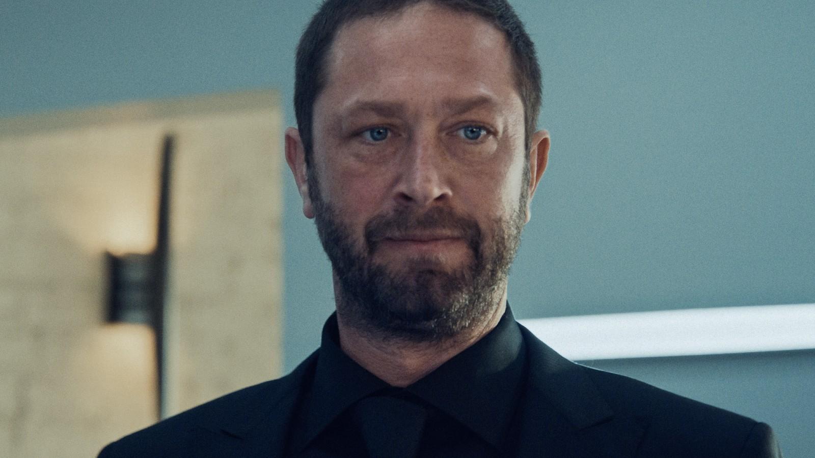Ebon Moss-Bachrach looking smart in a suit in The Bear.