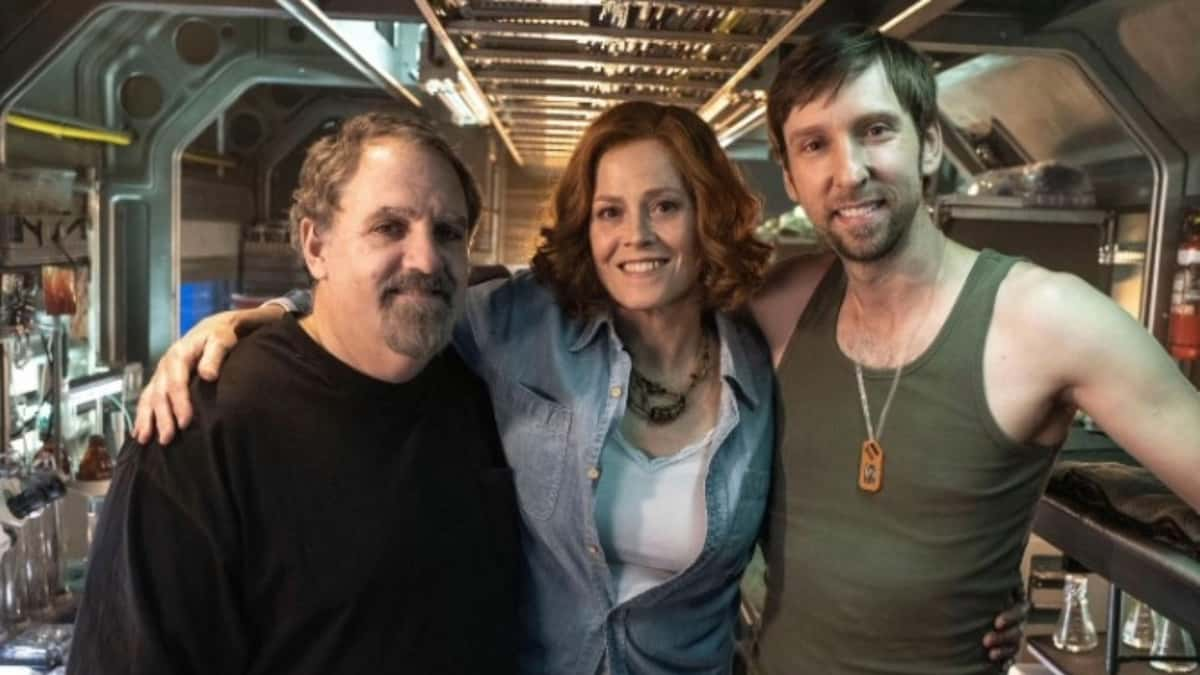 Jon Landau with Sigourney Weaver and Joel David Moore on the Avatar set