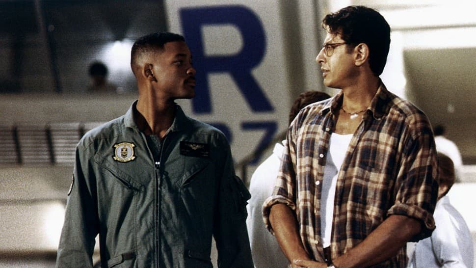 Will Smith and Jeff Goldblum as Steve and David in Independence Day, looking at each other