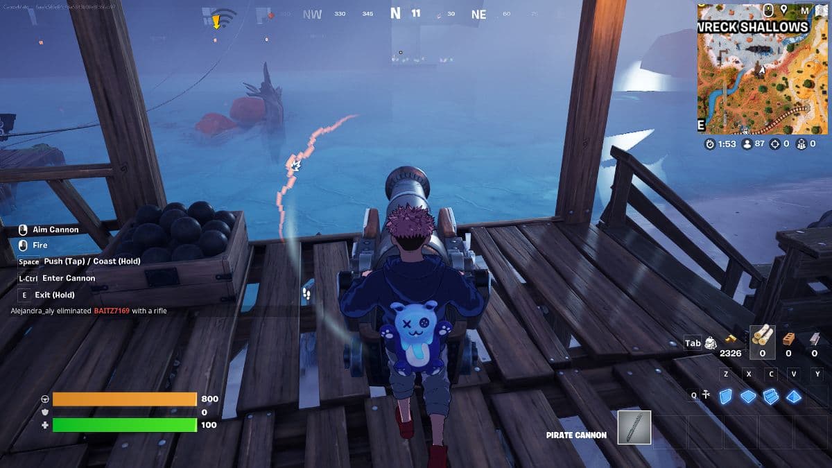 персонаж стреляет из пиратской пушки в Fortnite