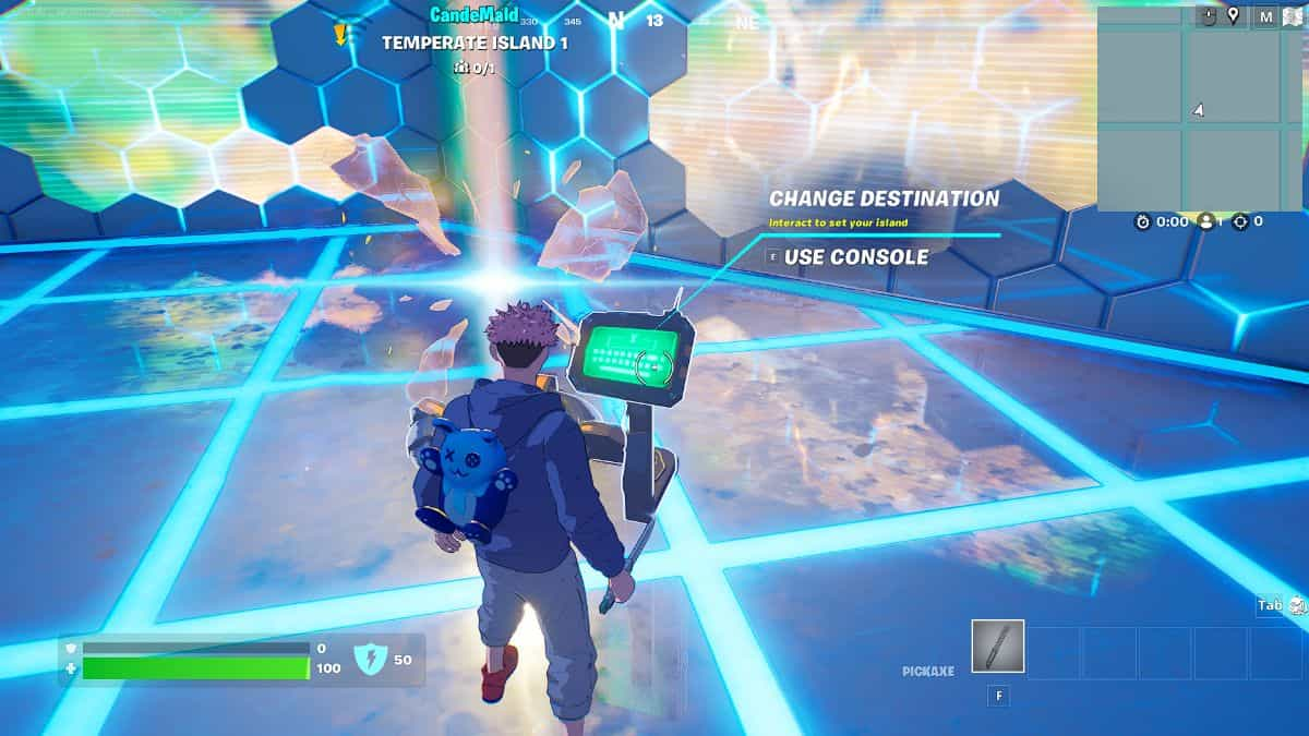 Personnage de Fortnite interagissant avec la console de carte créative